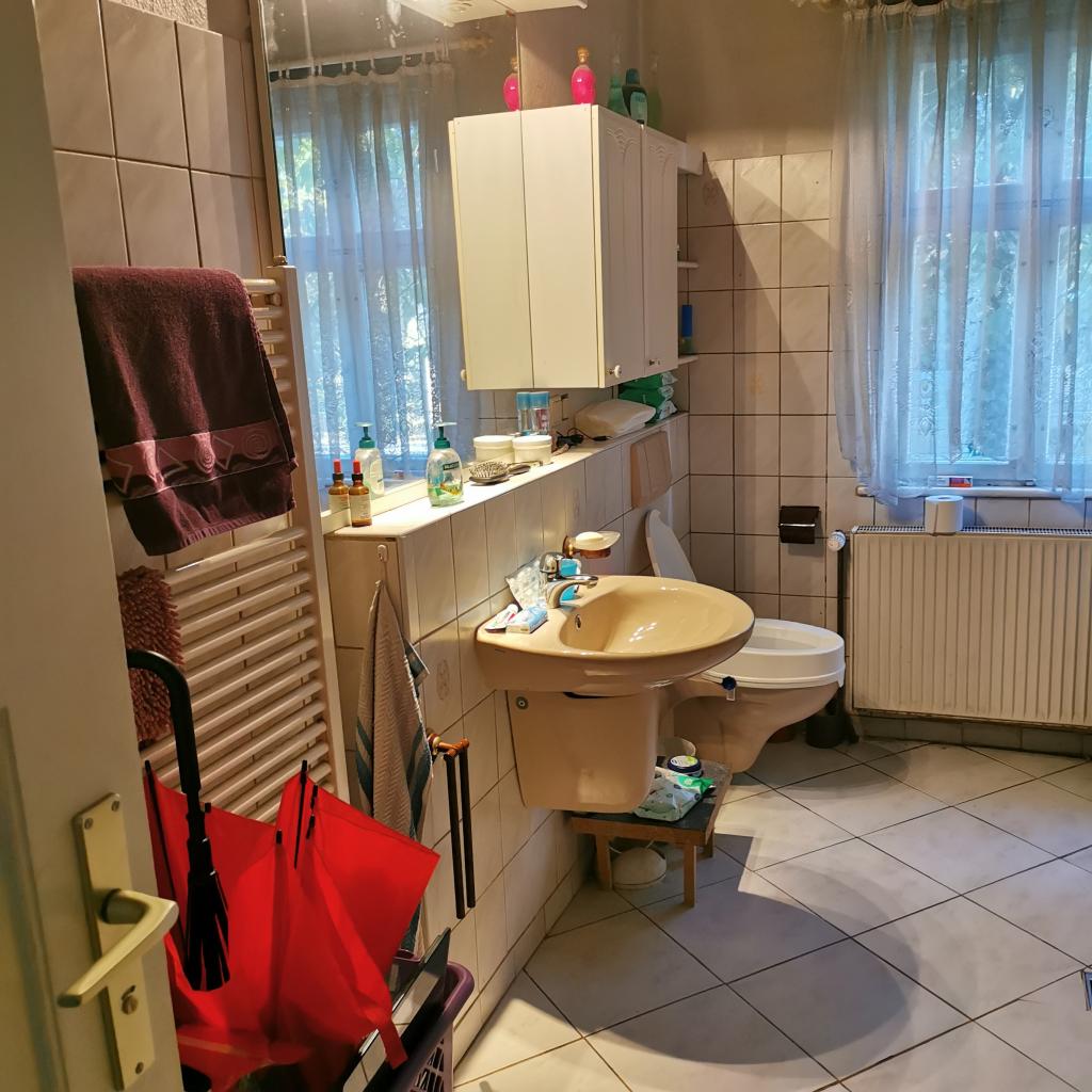 Bad mit Blick auf Waschbecken und WC