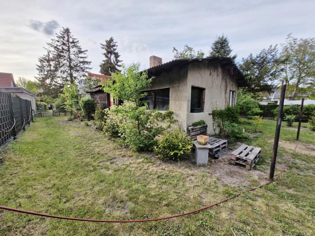 Gartenhäuschen mit Bepflanzung