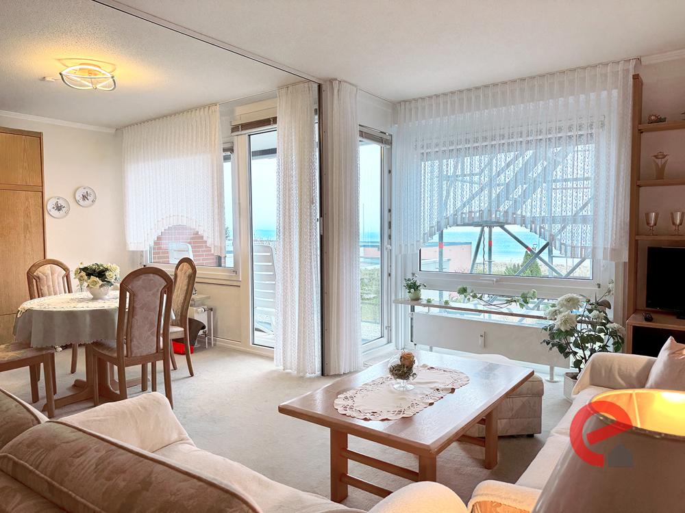 Der Wohnbereich mit Balkon und Meerblick