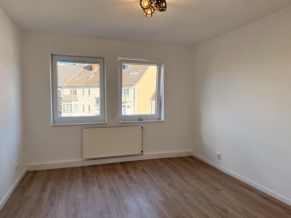 ZENTRAL GELEGENE UND HELLE 2,5-ZIMMER-WOHNUNG IN DER LIST – EINBAUKÜCHE, MODERNES DUSCHBAD UND HOMEOFFICE-ZIMMER - Photo 2