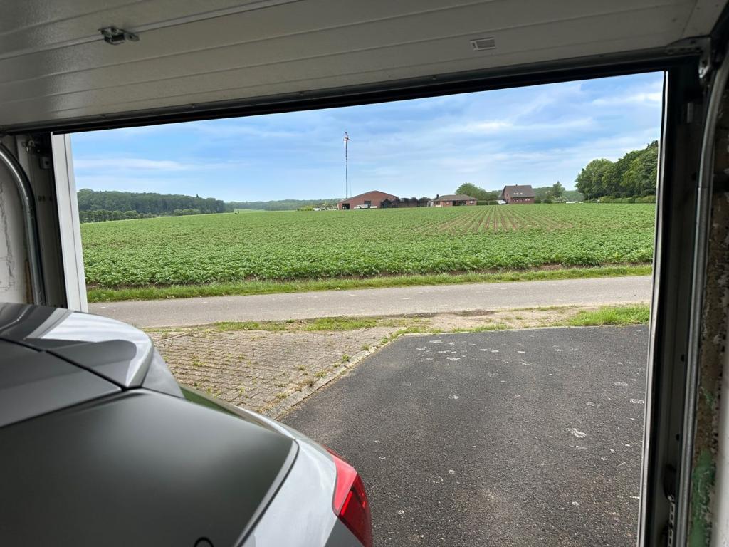 Blick aus der Garage zum Feld