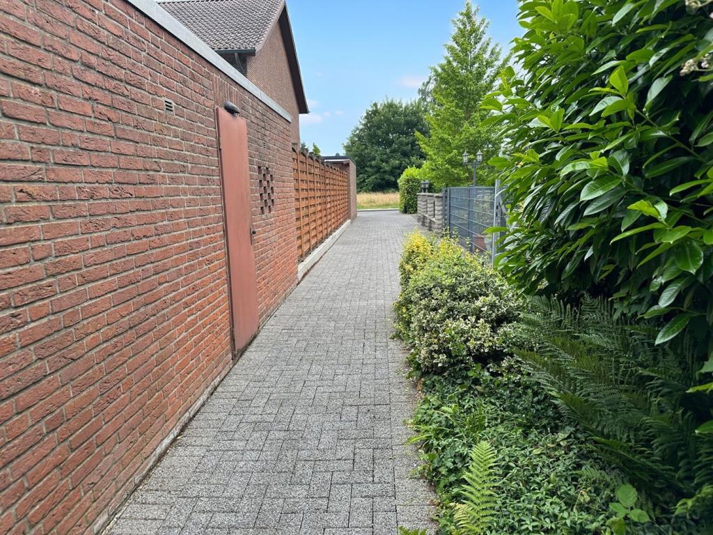 Fußweg vor den Wohnhäusern zu den