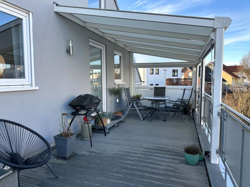 OG Terrasse mit Überdachung und Eingang