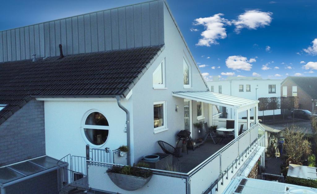Frontansicht mit Eingang-Terrasse