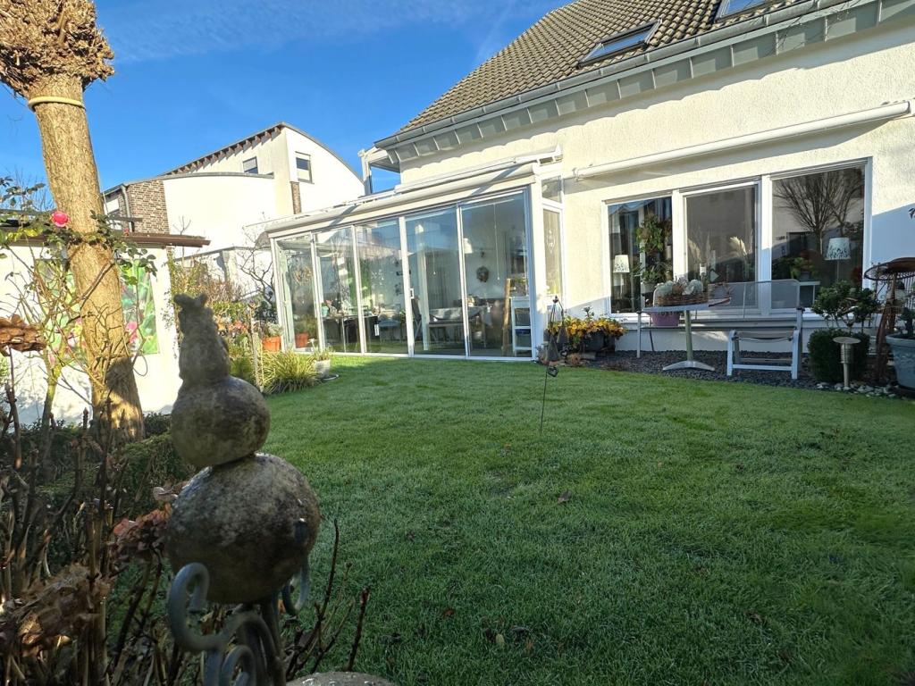 Garten-Rückansicht-Wohnhaus