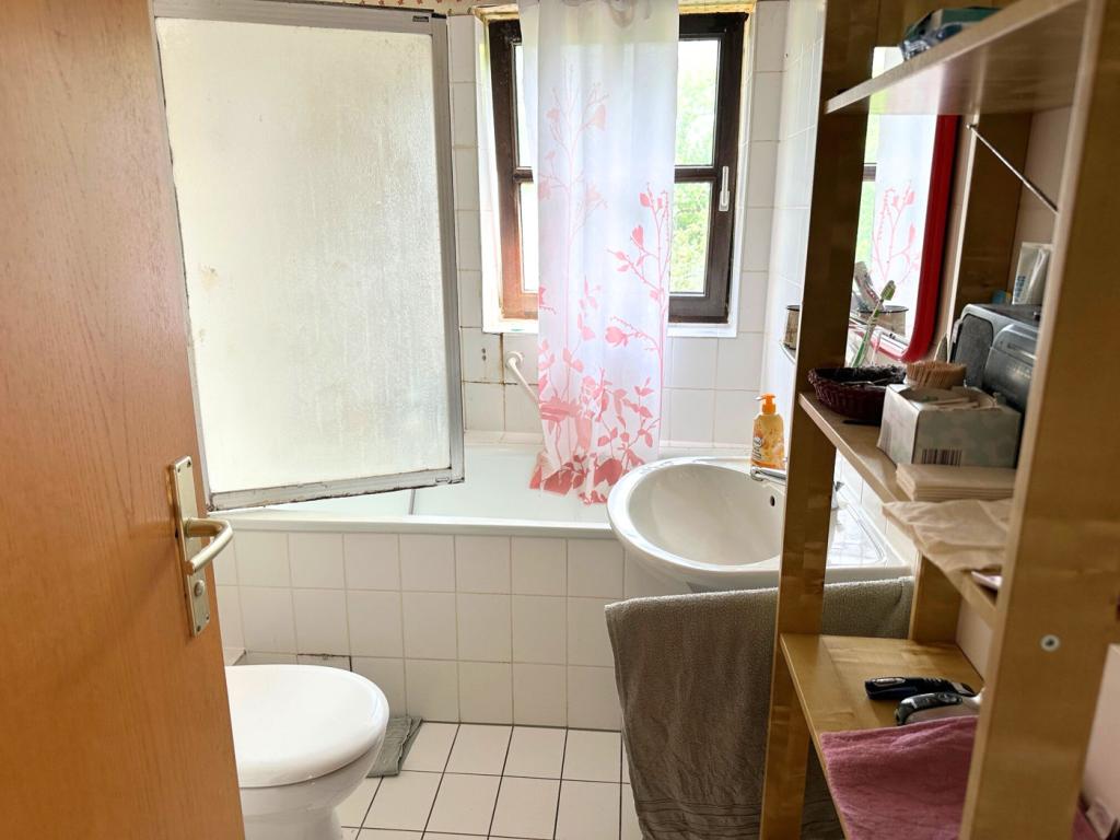 kleines Badezimmer im Dachgeschoss