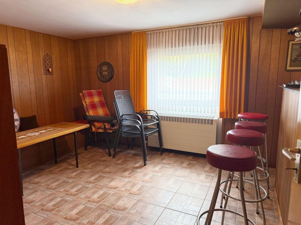Kellerbüro-Partyraum Bild 1