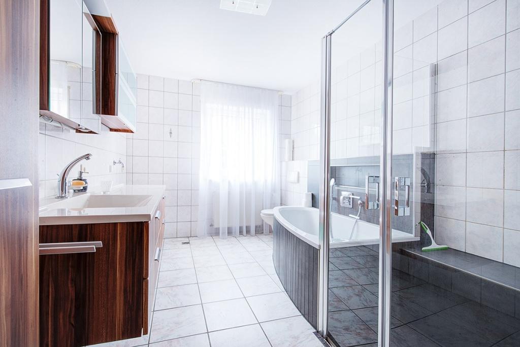 Gepflegte 3-Zimmer-Erdgesschosswohnung mit mehreren Balkonen, Aufzug und Tiefgaragenstellplatz - Photo 4