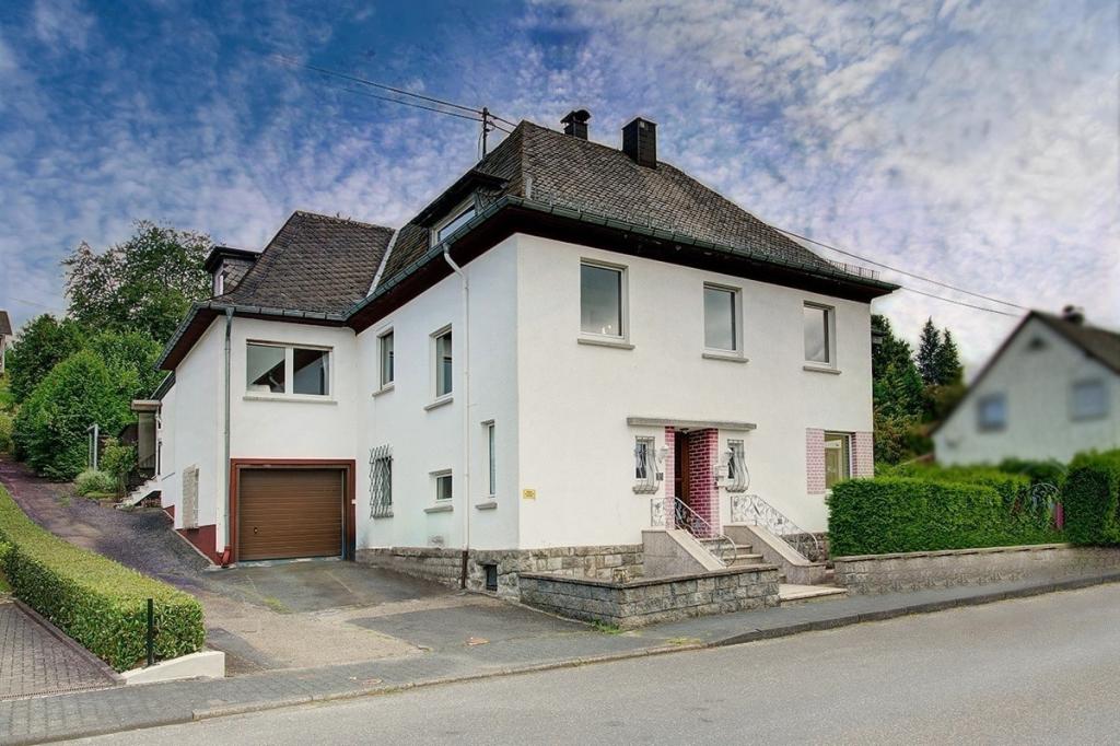 Straßenansicht links