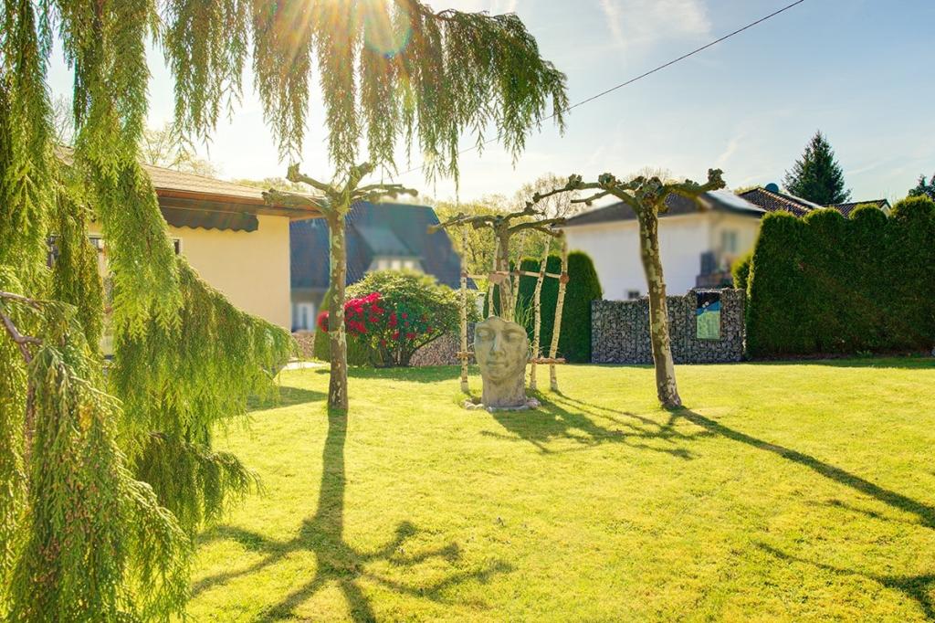 Garten mit Skulptur