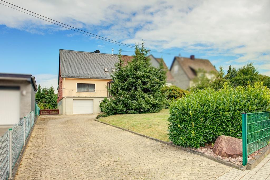 Hausansicht mit Zufahrt