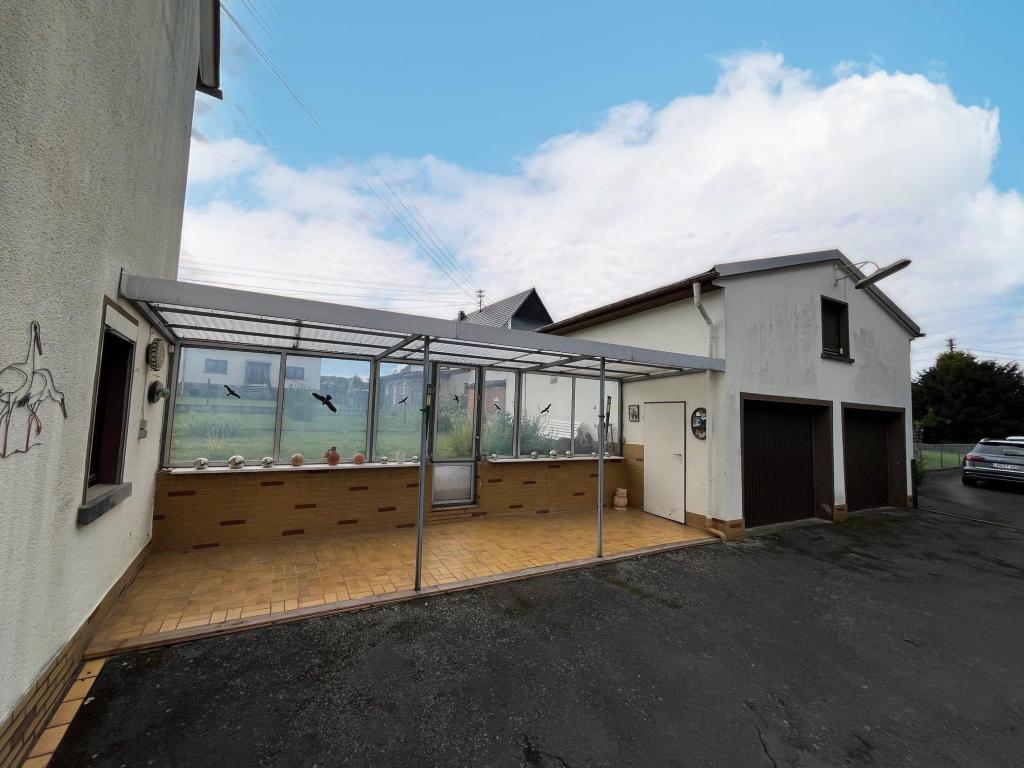 Hofansicht Pergola u. Garage