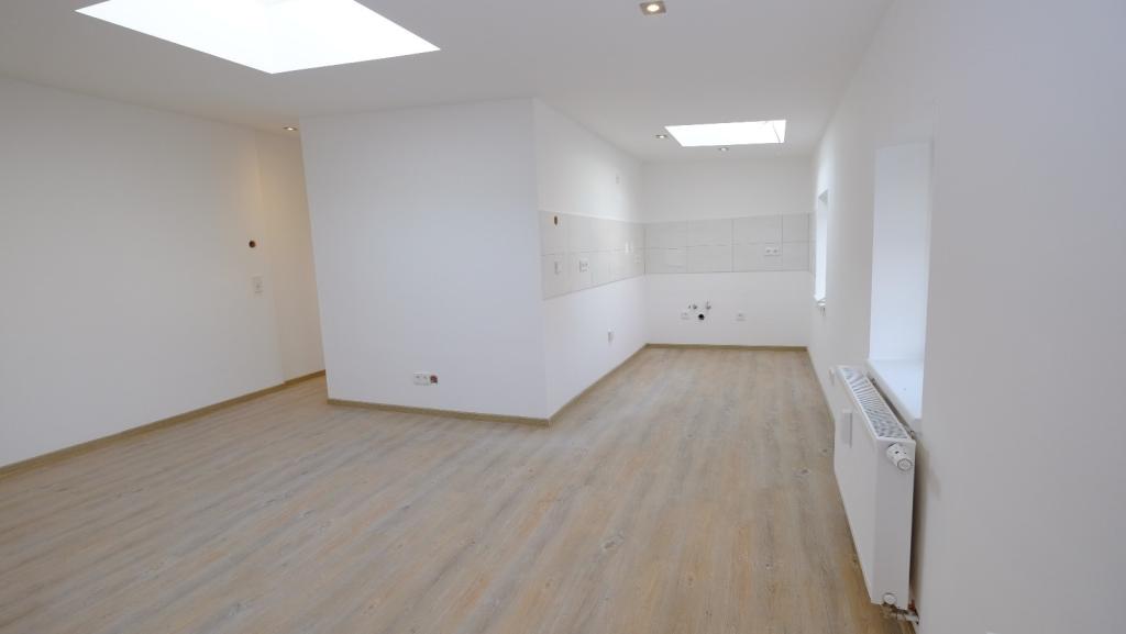 Wohnzimmer mit offener Küche