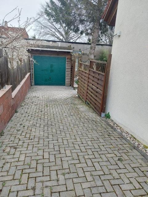 Einfahrt / Garage