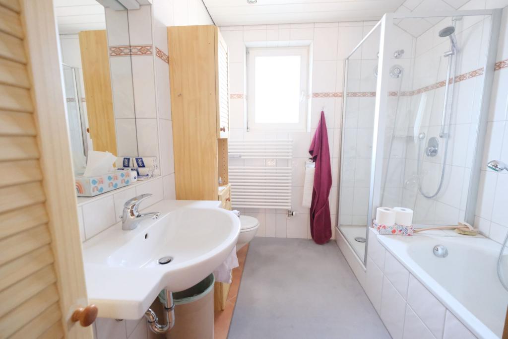 Das Badezimmer im Obergeschoss