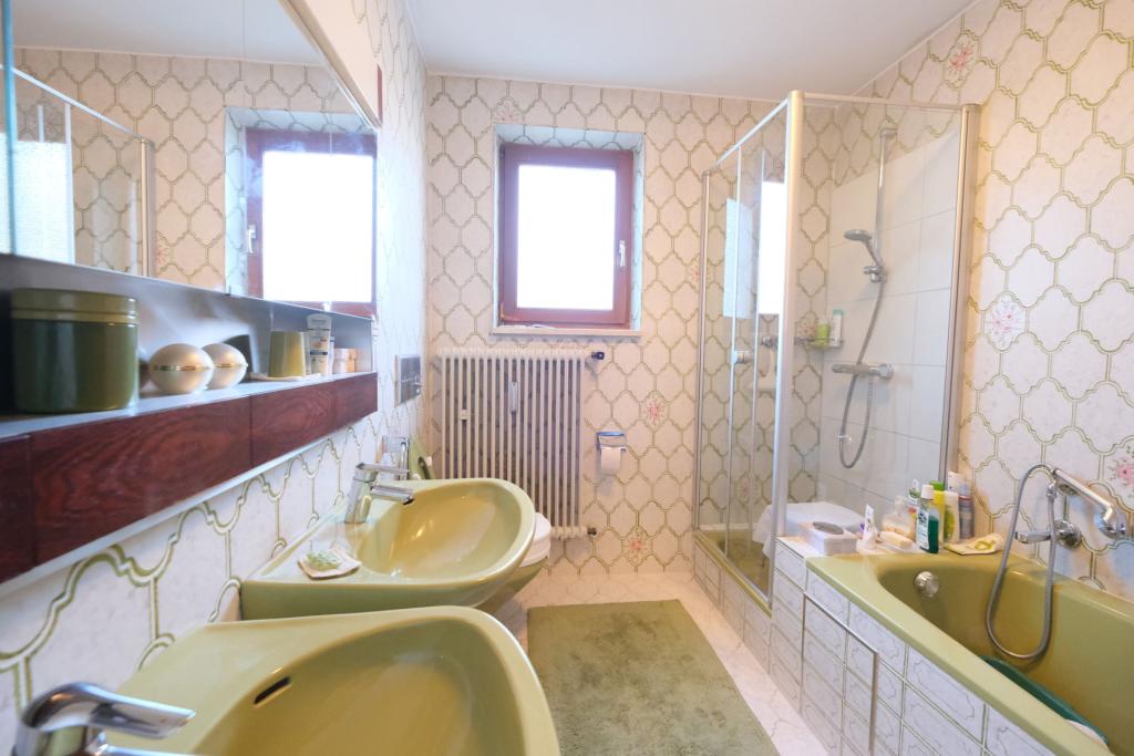 Das Badezimmer der Erdgeschosswohnung