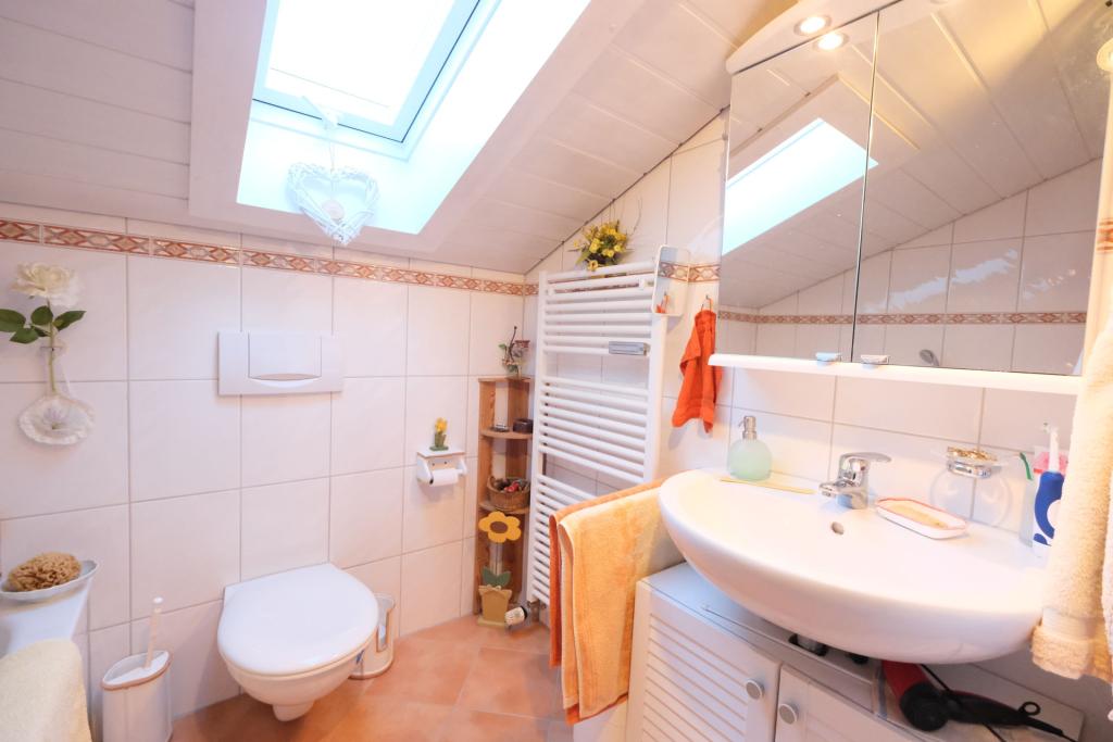 Das Badezimmer im Dachgeschoss