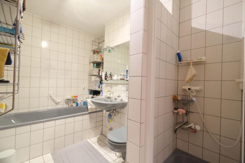 Das Badezimmer mit Dusche und Badewanne