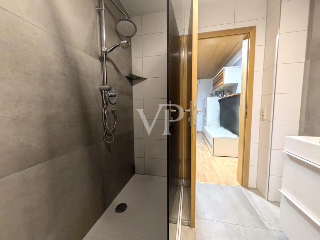 Badezimmer mit Dusche