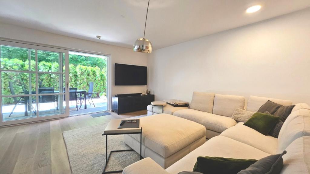 Wohnzimmer mit Blick zur West-Terrasse