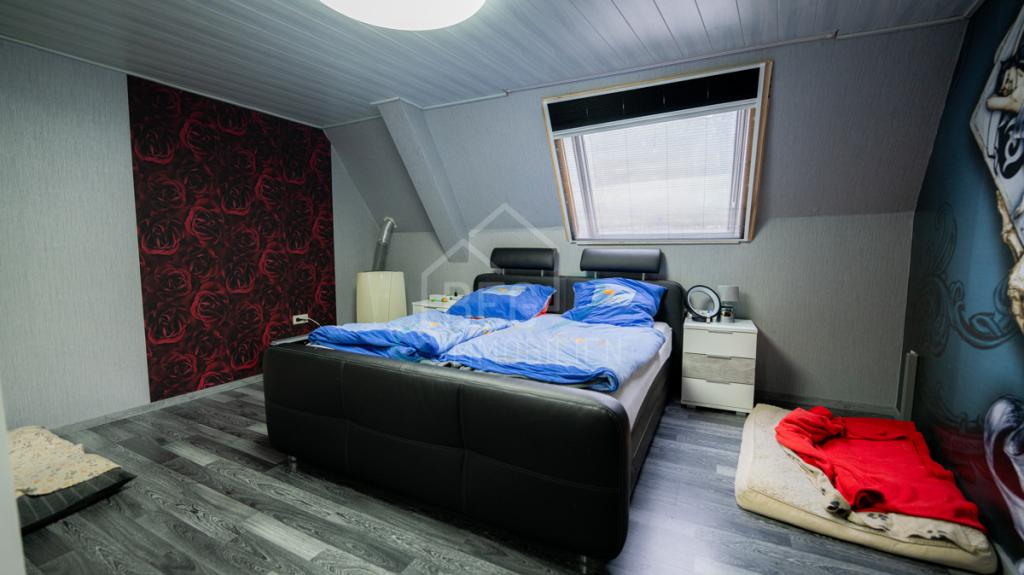 Schlafzimmer DG