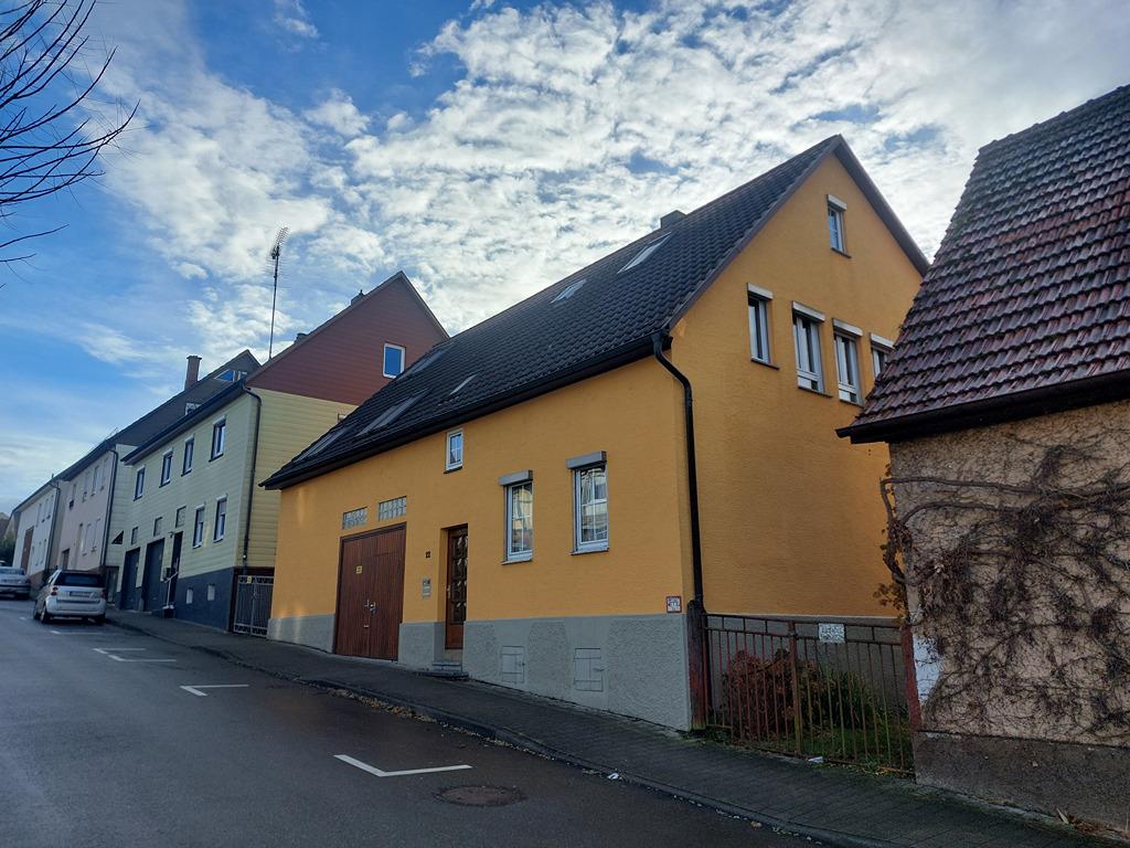 01-22 Haus aussen Strasse Blick von nord 12-2024.jpg