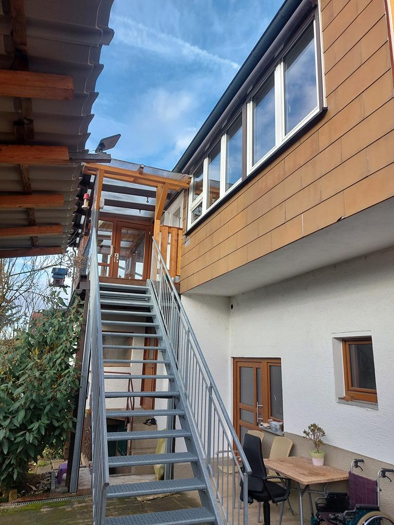 05-22 Haus Hof Treppenaufgang OG hinten 12-2024.jpg
