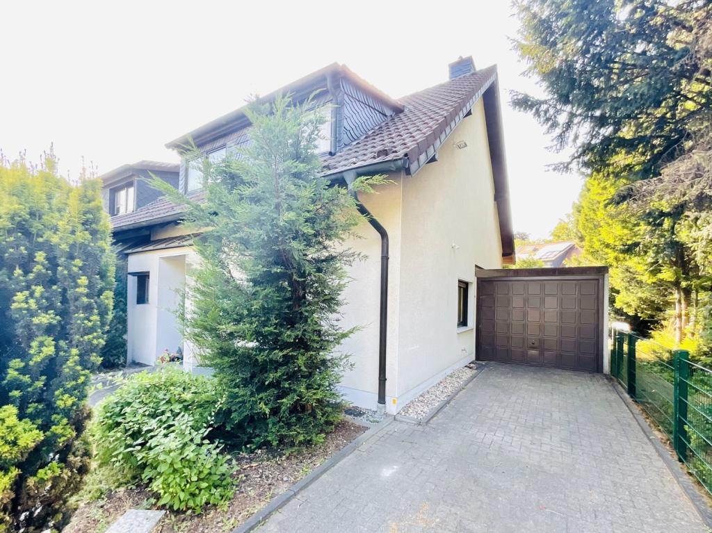 Front mit Garage