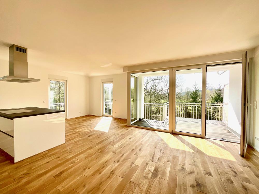 Moderne Erdgeschosswohnung mit Einbauküche, Balkon und Blick ins Grüne - Photo 1