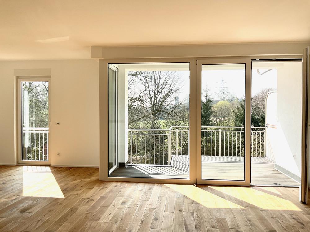 Moderne Erdgeschosswohnung mit Einbauküche, Balkon und Blick ins Grüne - Photo 2