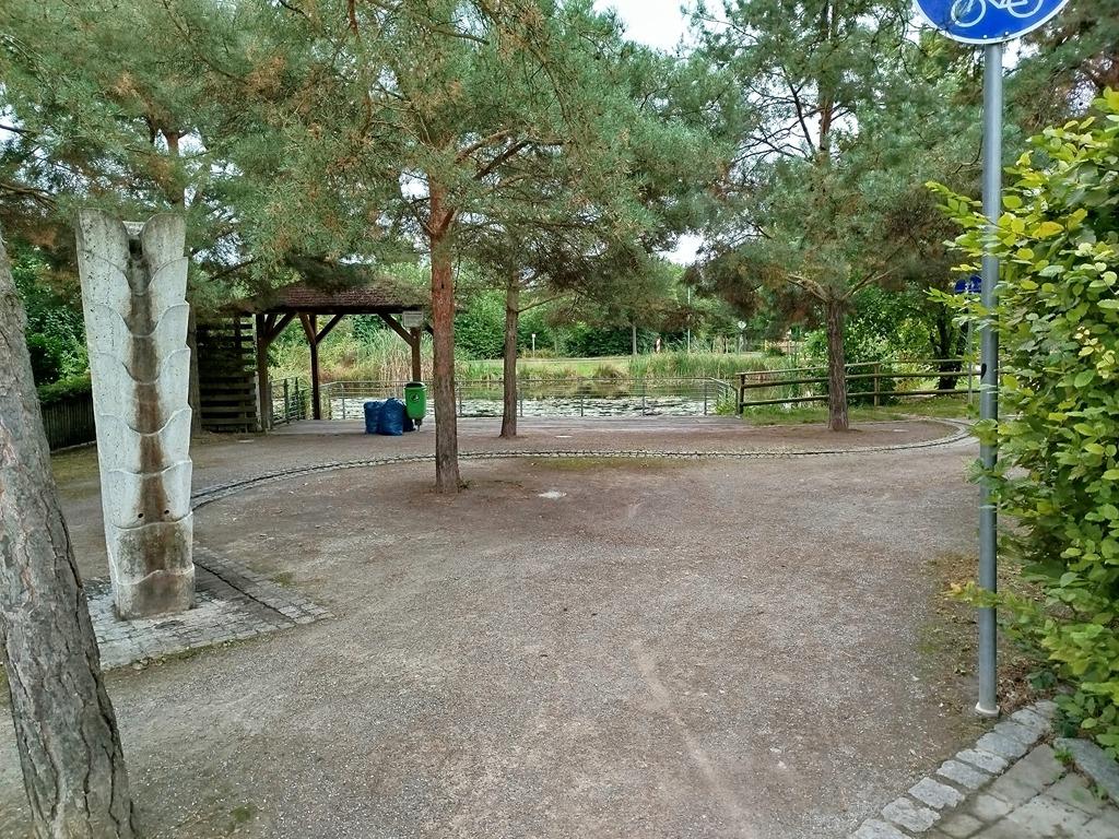 Blick zum See (hinter der Terrasse).jpg