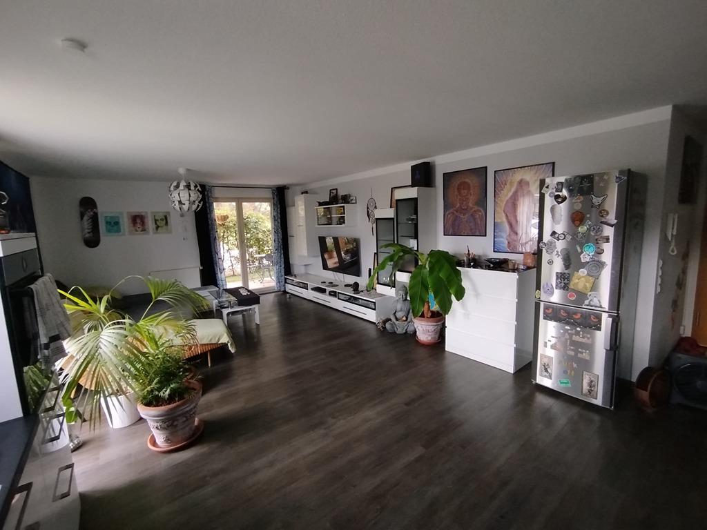 Wohnzimmer mit Terrassentür.jpg