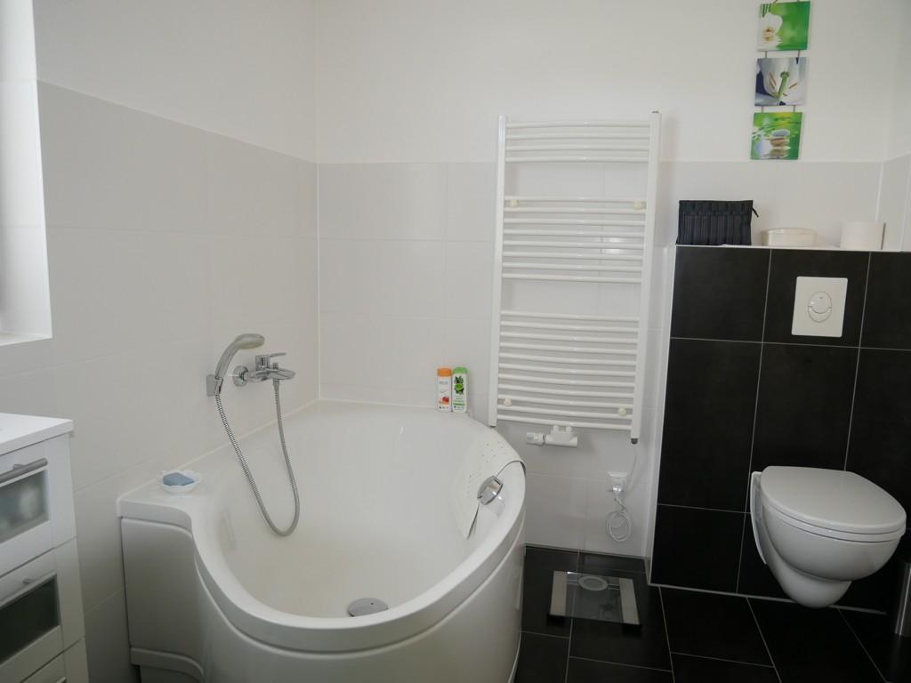 Bad mit Wanne, Dusche und Fußbodenheizung