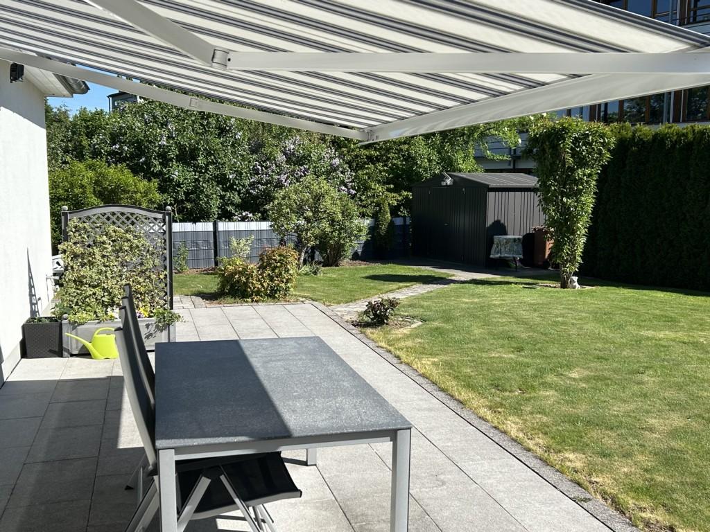 großer Terrasse mit Markise