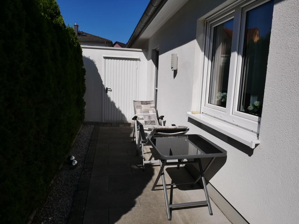 umlaufende Terrasse bis zur Garage