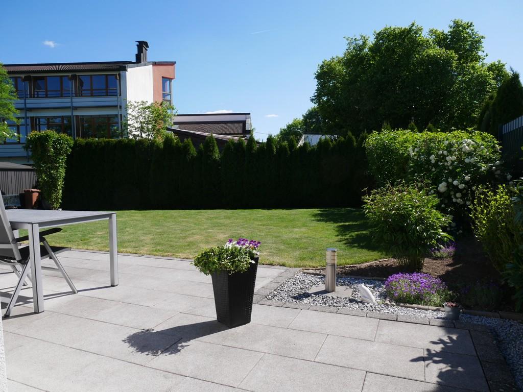 ebener, sonnige Garten