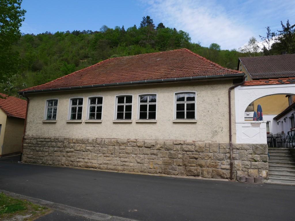 Straßenansicht Saal