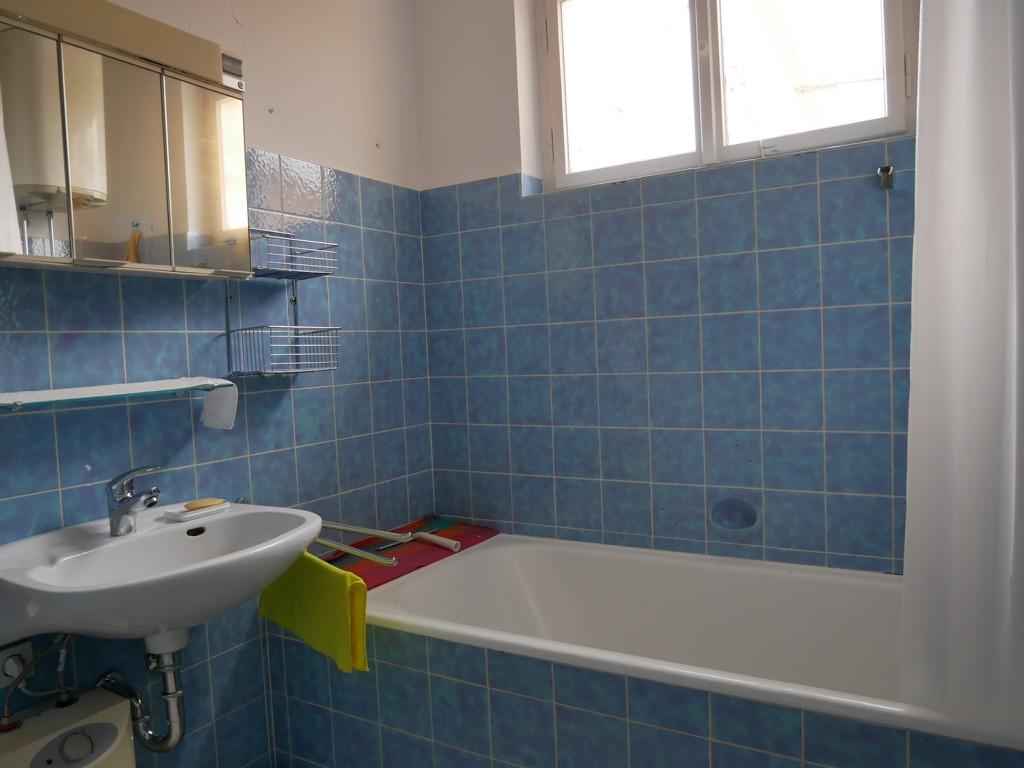 EG-Bad mit Badewanne und Fenster