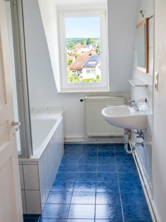 helle 3-Zimmer-Dachgeschosswohnung mit Stellplatz in Bad Kissingen-Garitz - Foto 2