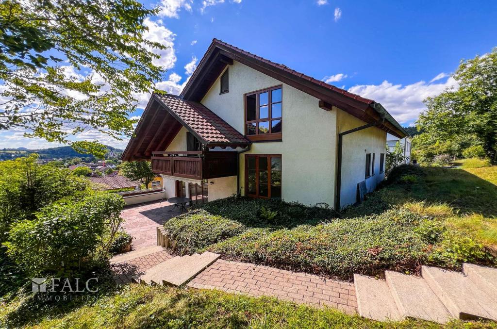Rückwärtige Hausansicht mit Balkon, Terrasse und Ausblick