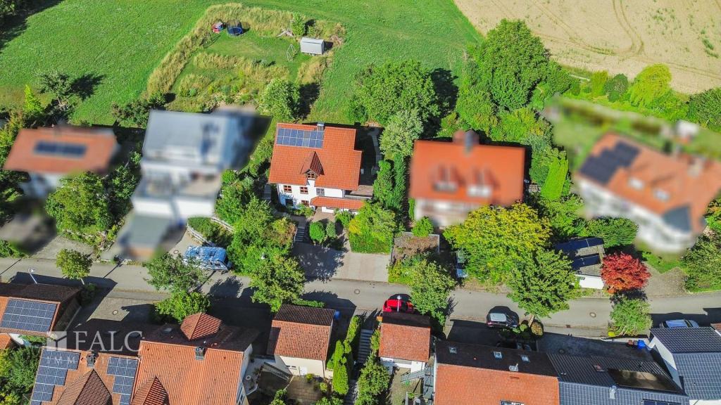 Vogelperspektive _ Wohnhaus mit großzügigem Grundstück1