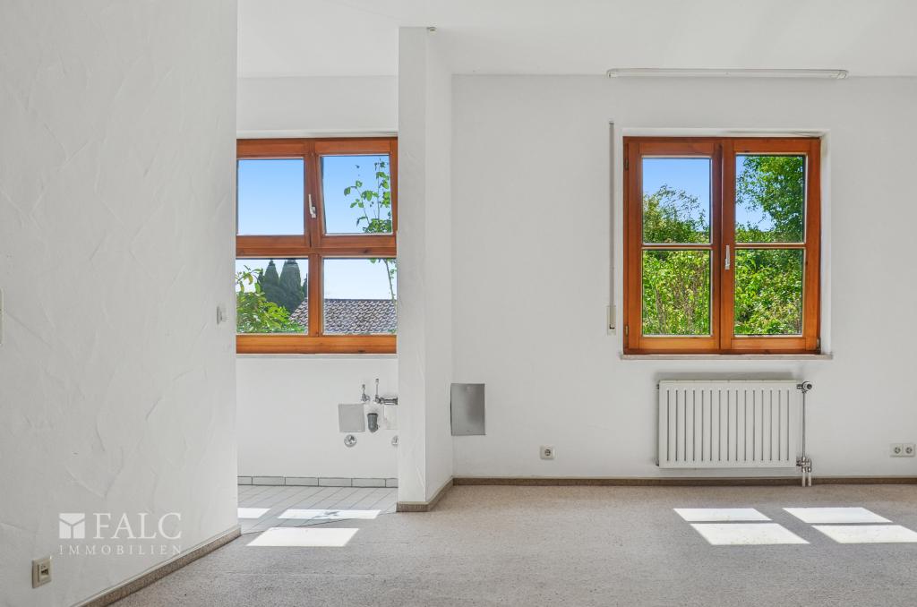 Offener Wohn-Essbereich mit Anschluss für Küchenzeile