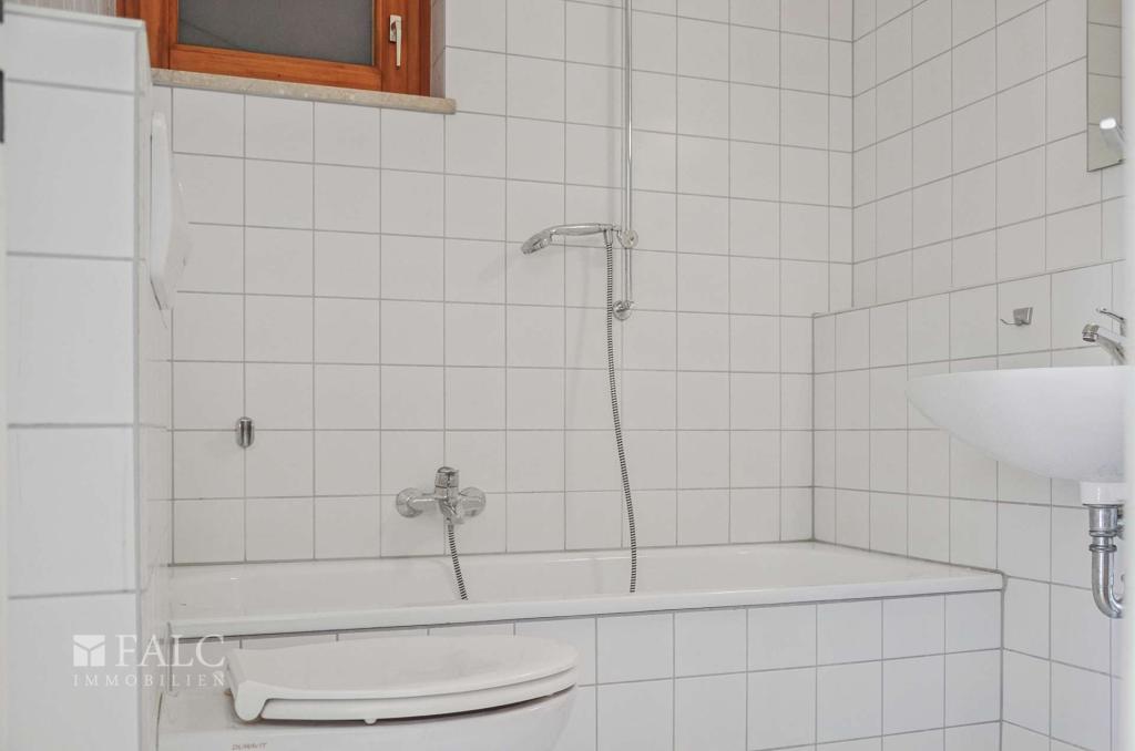 UG _ Badezimmer der Einliegerwohnung mit Badewanne