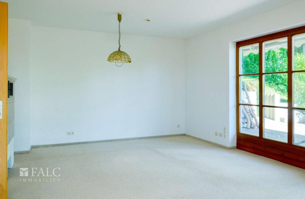 Helles Wohnzimmer im Erdgeschoss mit Zugang zur Terrasse