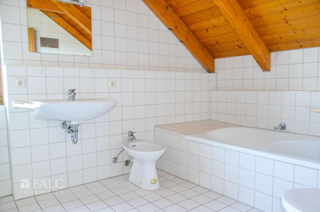 Badezimmer mit Dusche und Zugang zum Ankleidebereich