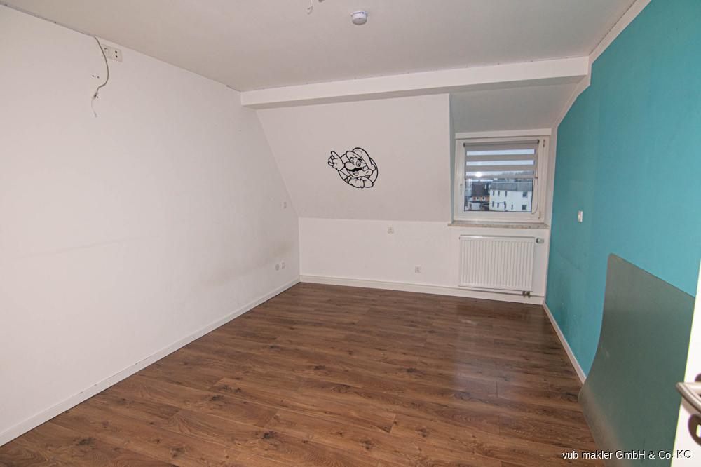 Großzügige Dachgeschoss-Wohnung zur Miete in Oberkotzau - Photo 5