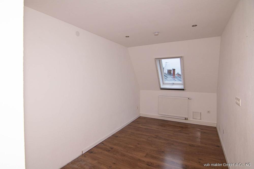 Großzügige Dachgeschoss-Wohnung zur Miete in Oberkotzau - Photo 3