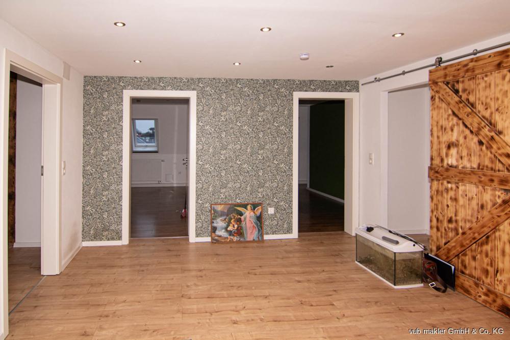 Großzügige Dachgeschoss-Wohnung zur Miete in Oberkotzau - Photo 1