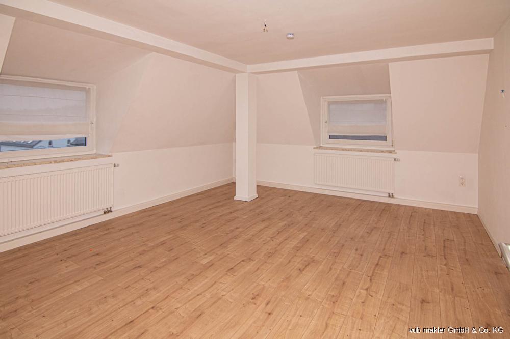 Großzügige Dachgeschoss-Wohnung zur Miete in Oberkotzau - Photo 2