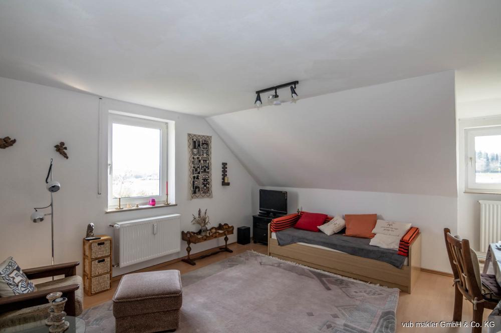 Ruhiges Wohnglück in Münchberg: Renovierte 3-Zi-DG-Wohnung sucht langfristige Mieter - Foto 1